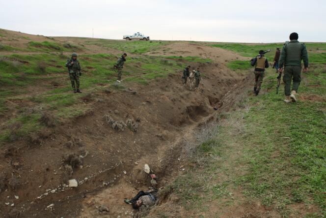 Des peshmergas autour des corps de combattants de l’Etat islamique tués dans les affrontements au mont Sinjar, le 18 décembre.