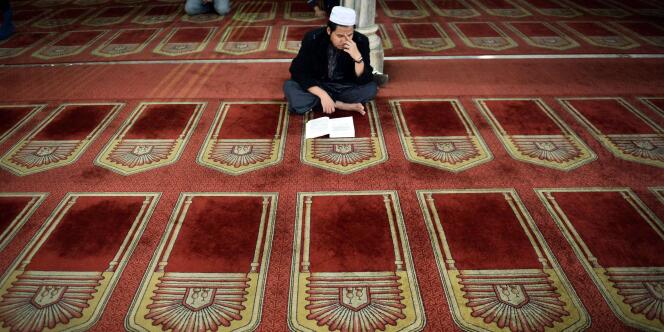 Un Egyptien lisant le Coran à la mosquée d'Al-Azhar (Le Caire).
