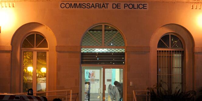 Le jeune homme s'est présenté samedi vers 14 heures au commissariat de Joué-lès-Tours armé d'un couteau.