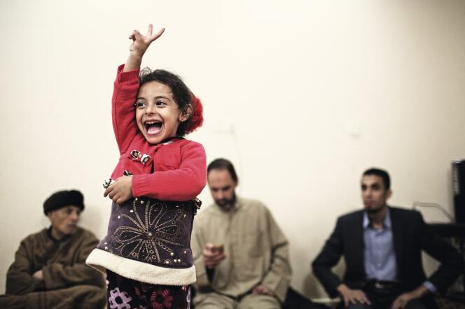 Lorsqu'on lui montre des photos de sa mère au combat, la fille d'Omaya refait comme elle le geste du V de la victoire.