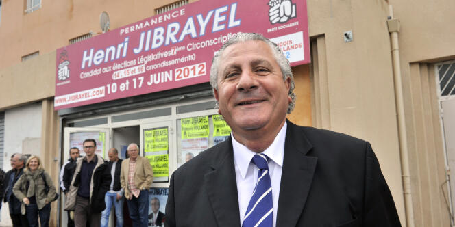 Henri Jibrayel, le 4 avril 2012, devant son siège de campagne.