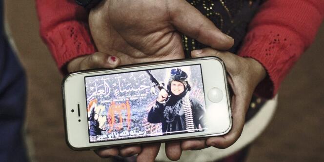 Lorsqu'on lui montre des photos de sa mère au combat (en haut),  la fille d'Omaya refait comme elle  le geste du V  de la victoire. 
            Photo: 
            Laurence Geai pour Le Monde