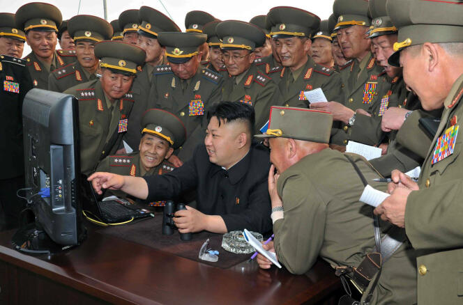 Kim Jong-un entouré d'officiels nord-coréens, en avril 2014.