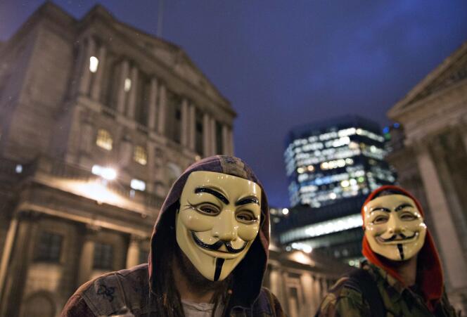 Des supporteurs du groupe d'activistes Anonymous devant la Banque d'Angleterre, à Londres, le 23 décembre.