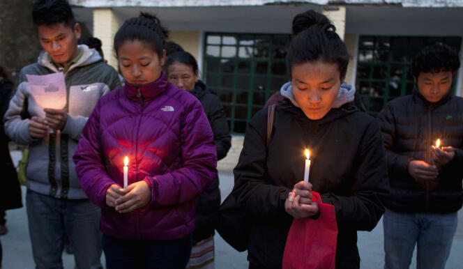 Des Tibétains en exil rendent hommage à une jeune fille qui s'est immolée par le feu, le 23 décembre à Dharamsala, en Inde.