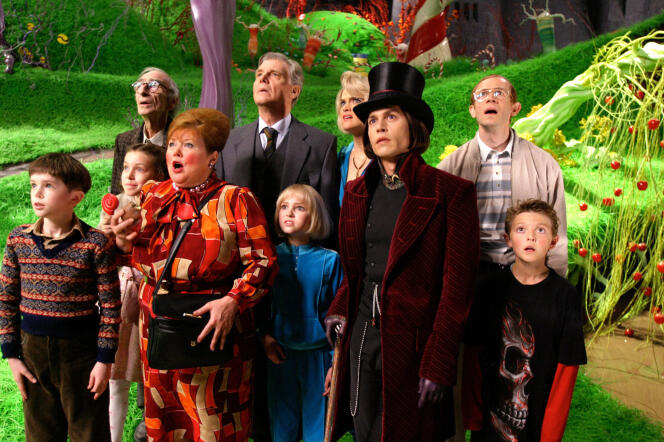 A gauche, Charlie (Freddie Highmore) et, à droite, Willy Wonka (Johnny Depp).