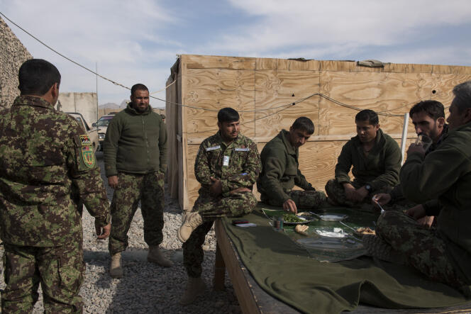 Des soldats de l’armée nationale afghane, aux abords d’un avant-poste, à Kandahar.
