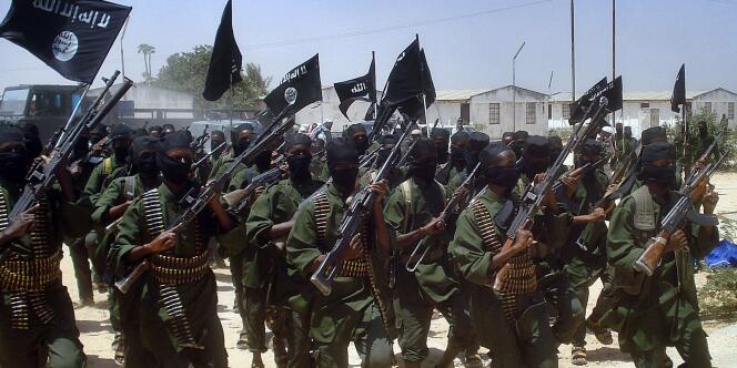 Les Shebab, affiliés à Al-Qaida, ici en 2011, dans un village situé à 25 kilomètres de Mogadiscio. Le 27 décembre 2014, le responsable des renseignements du groupe insurgé s'est rendu aux autorités. 