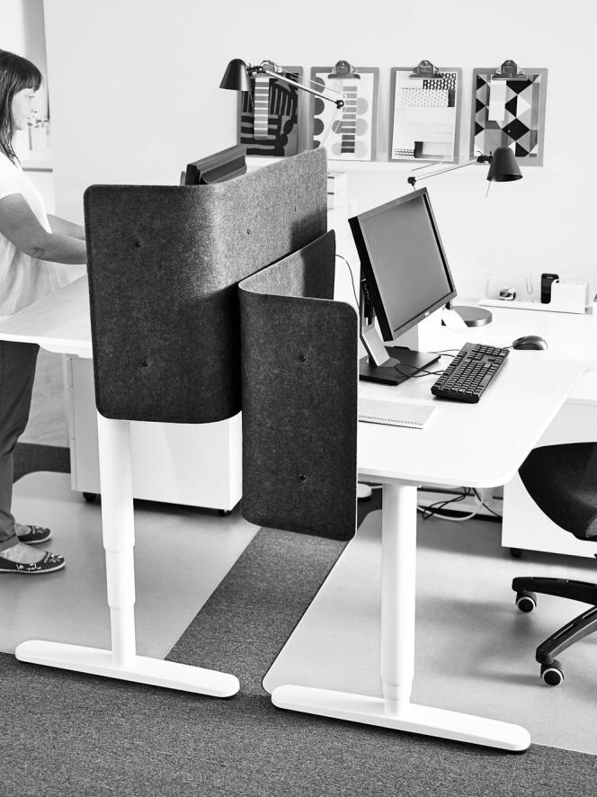 Le bureau Bekant,  d'Ikea,  entièrement automatisé, permet  de travailler aussi bien assis que debout.