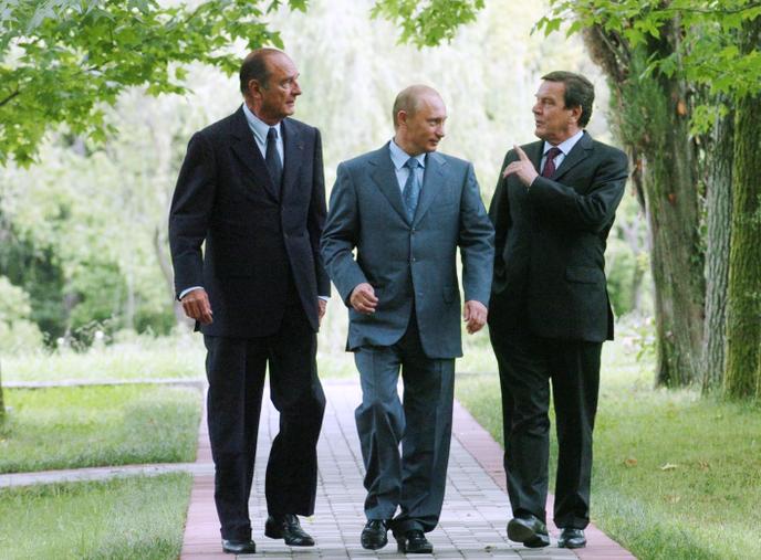 Aux côtés de Vladimir Poutine et de Gerhard Schröder, en août 2004, à l’occasion du sommet de Sotchi.
