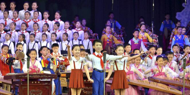 Spectacle scolaire « Nous sommes les plus heureux du monde », au Palais de la jeunesse de Pyongyang, le 31 décembre 2014.
