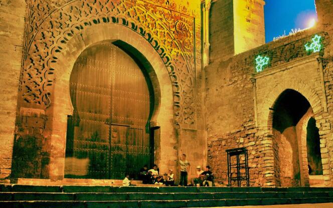 Des joueurs de guitare devant la porte principale de la kasbah des Oudayas, à Fès.