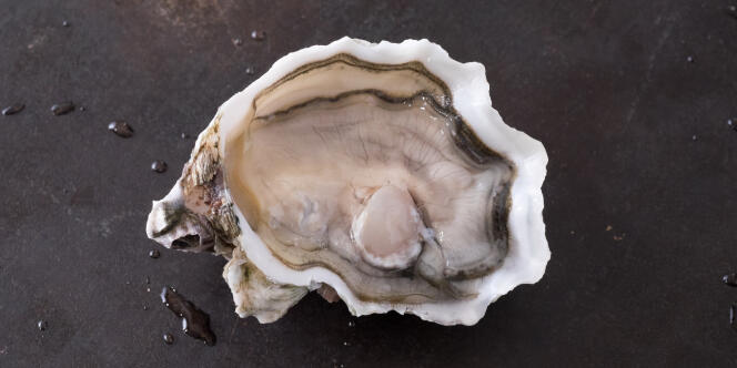 A L'Huîtrade, le mollusque est servi sans citron ni vinaigrette à l'échalote.