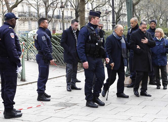 Le président du CFCM, Dalil Boubakeur, près des locaux de Charlie Hebdo, le 7 janvier 2015