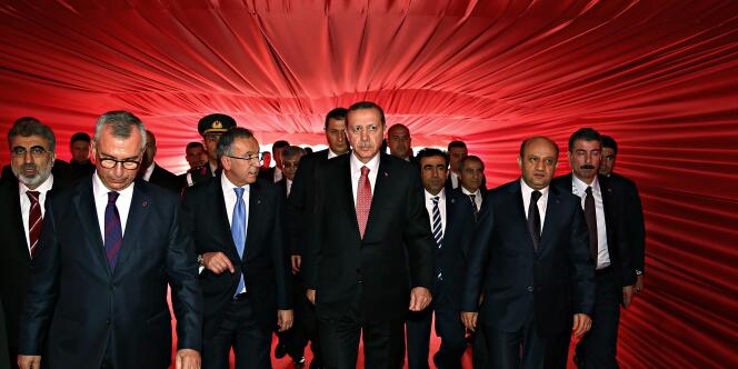 Recep Tayyip Erdogan et ses ministres, le 15 décembre 2014, à Kocaeli. Photo du service de presse présidentiel.