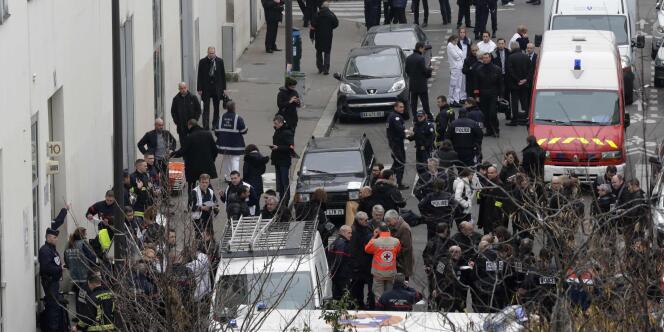 Intervention des secours et de la police devant les locaux de Charlie Hebdo, le 7 janvier.