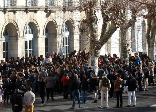 Rassemblement, au lycée Paul-Bert à Bayonne, le 8 janvier, pour la minute de silence en hommage aux victimes de la tuerie de 