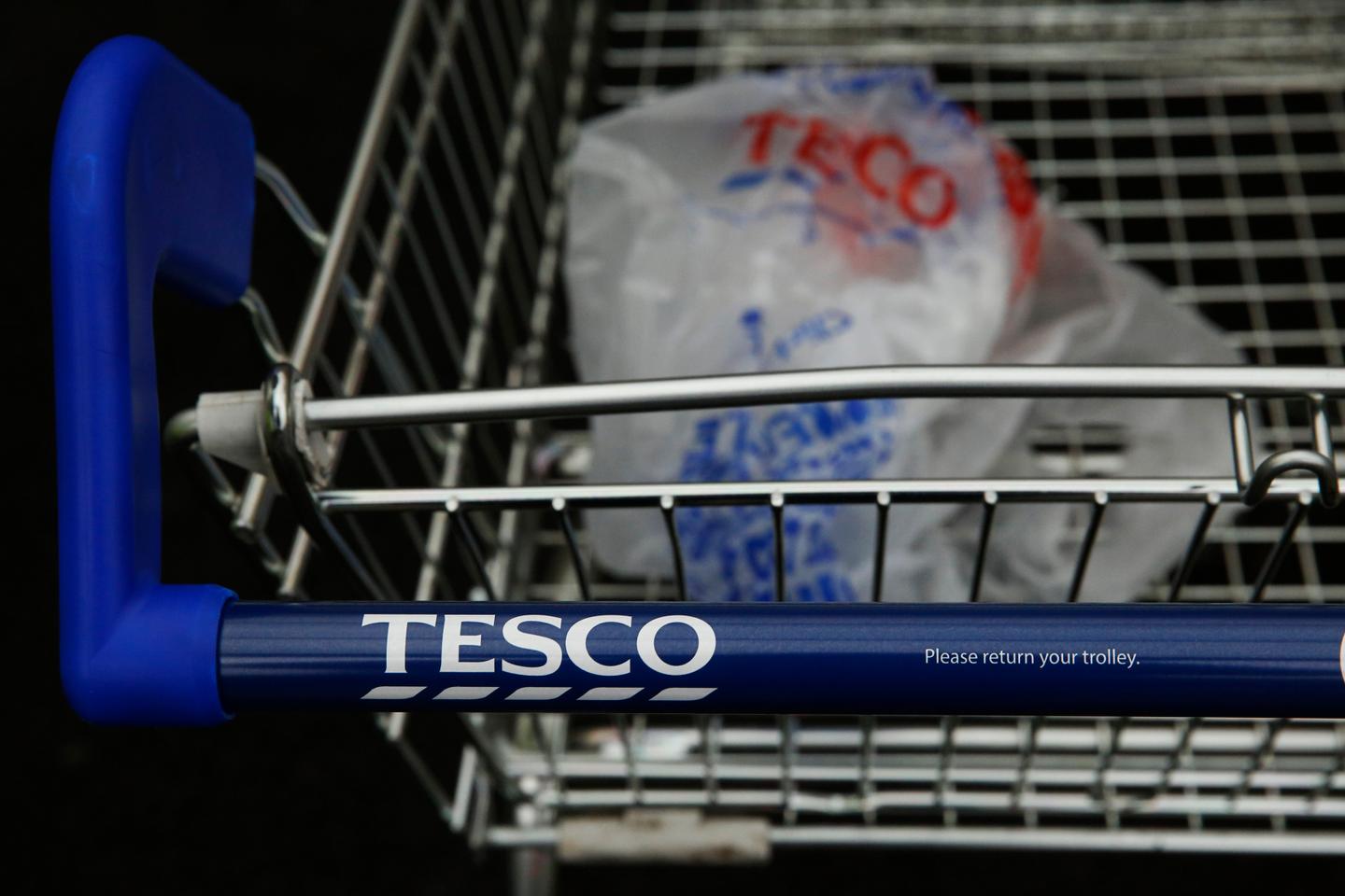 Tesco ferme des magasins et suspend son dividende