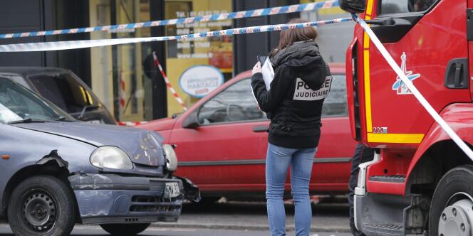 Une voiture abîmée après la fusillade qui a eu lieu à Montrouge, jeudi matin. 