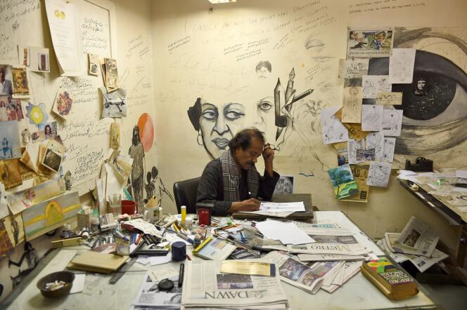 Le caricaturiste pakistanais Rafique Ahmad, à son bureau, le 9 janvier