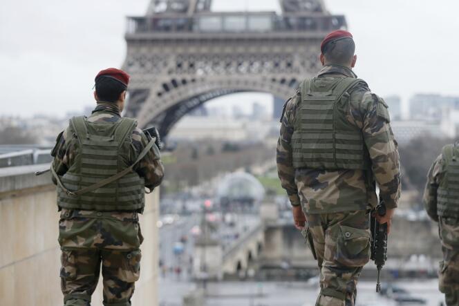 Una patrulla de la fuerza Sentinel cerca de la Torre Eiffel, en enero de 2015.