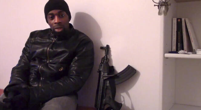 Amedy Coulibaly, l'auteur des attaques à Paris qui ont fait cinq morts, dans une vidéo diffusée dimanche 11 janvier.