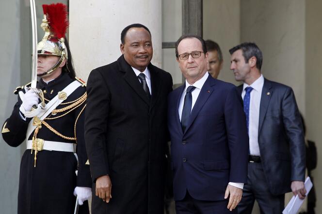 Le président du Niger Mahamadou Issoufou, dimanche 11 janvier à l'Elysée, en compagnie de son homologue français.