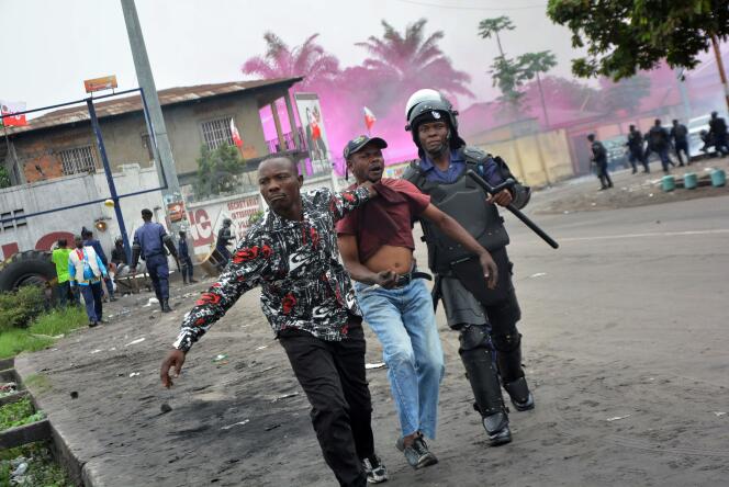 Un manifestant est interpellé lors des manifestations de l'opposition qui se sont tenues les 11 et 12 janvier à Kinshasa.
