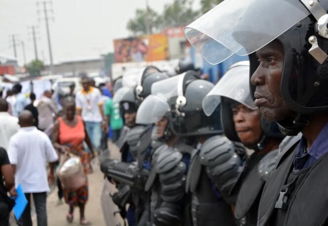 La police a dispersé lundi 12 janvier, avec des gaz lacrymogènes, près de 300 manifestants qui voulaient empêcher les députés de réviser la loi électorale. L'opposition soupçonne le président Joseph Kabila, dont le mandat expire en 2016, de  vouloir repousser la présidentielle de plusieurs années.