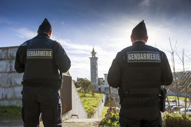 Des gendarmes postés devant la mosquée de Poitiers, le 12 janvier.