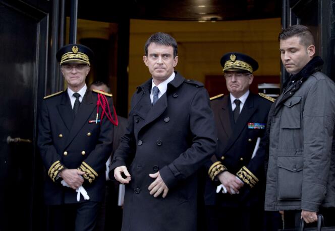 Le préfet Jean Daubigny ( à l’arrière-plan) accompagne Manuel Valls et le préfet de police Bernard Boucault en 2015.