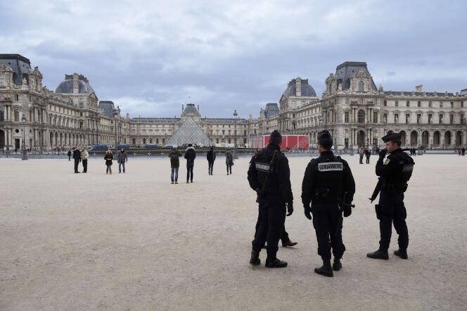 Des gendarmes patrouillent à côté du Louvre, le 12 janvier 2015.