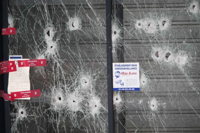 Des impacts de balle dans la vitrine du supermarché Hyper Cacher où s'est déroulé la prise d'otages du 9 janvier 2015.