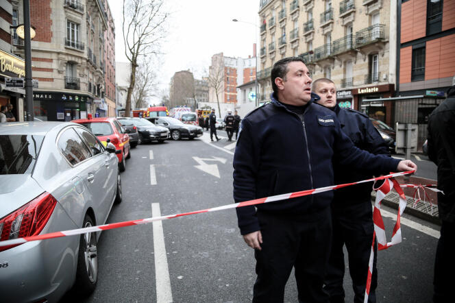 Avenue Pierre Brossolette à Malakoff, le 8 janvier. Les lieux sont bouclés par la police après une fusillade, au lendemain de l'attentat contre Charlie Hebdo.