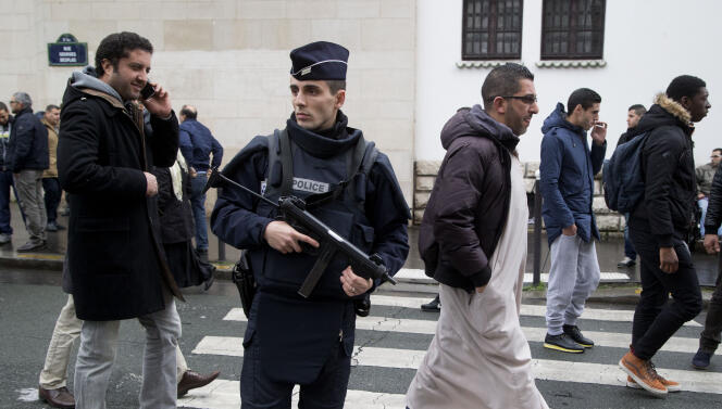 A la Grande Mosquée de Paris, les futurs imams ont notamment voulu rappeler que les musulmans n’avaient pas « à s’excuser » des crimes commis la semaine dernière à Paris.