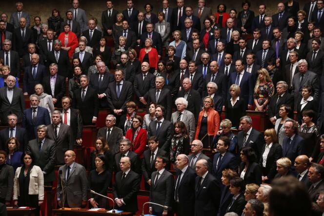 Les députés français chantant La Marseillaise dans l'Assemblée nationale le 13 janvier.