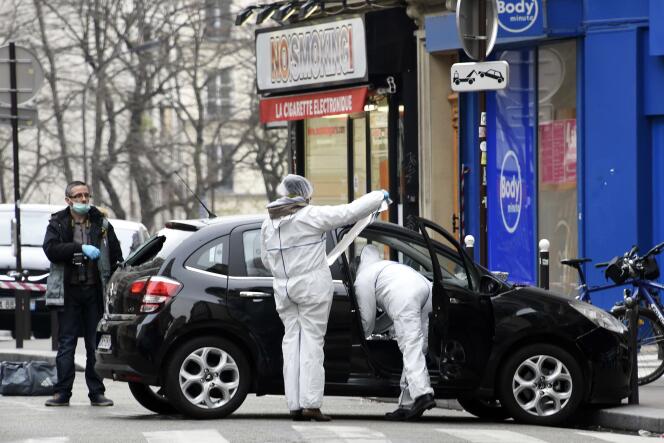 La police et les experts inspectent la voiture utilisée par les individus qui ont attaqué 