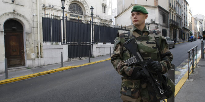 Un soldat devant une synagogue, le 13 janvier à Marseille.