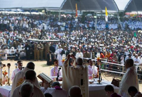 Messe du pape François pour la canonisation du missionnaire Joseph Vaz sur le front de mer de Colombo, au Sri Lanka.