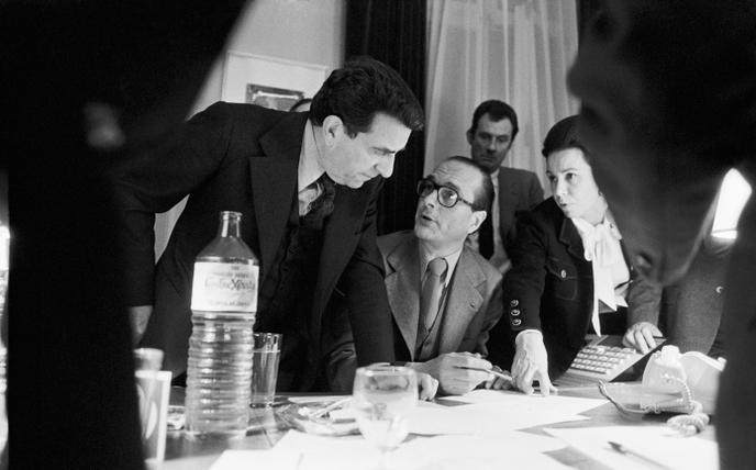 Au siège du RPR, le 20 mars 1977, entouré e Pierre Juillet et de Marie-France Garaud.