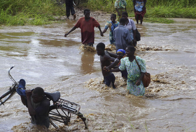 Des habitants du Malawi contraints de quitter leurs foyers à la suite d’inondations, en janvier 2008.