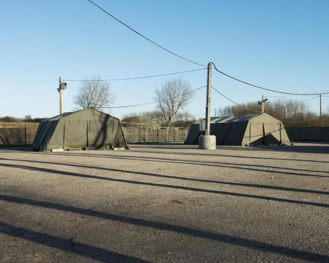 Deux tentes militaires du centre Jules-Ferry pour l’accueil des migrants, à Calais