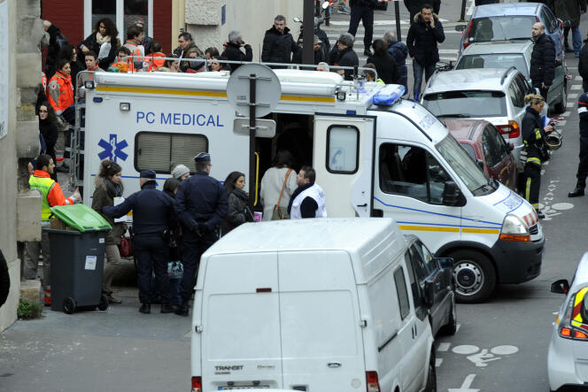 Evacuation en ambulance des voisins ou témoins choqués après l'attentat contre la rédaction du journal 