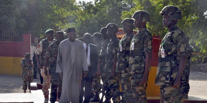 Le président du Nigeria passant en revue des troupes lors d'une visite surprise aux troupes luttant contre Boko Haram, le 15 janvier 2014.