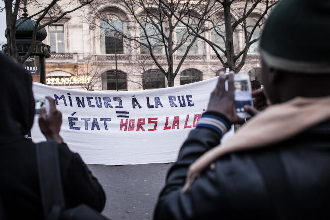 Vendredi 16 janvier, place du Châtelet, plusieurs associations se sont mobilisées pour défendre les droits de lycéens sans papiers.
