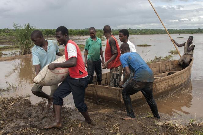 Des secouristes viennent en aide aux habitants du village de Chambuluka (sud du Malawi), le 18 janvier.