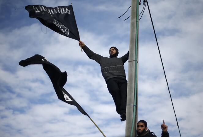 Un salafiste palestinien brandit un drapeau lors d'une manifestation contre la une de 