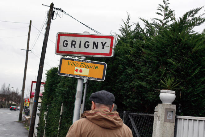 Près de mille personnes, dont 250 élus locaux, ont participé, lundi 16 octobre, aux premiers états généraux de la politique de la ville, à Grigny (Essonne).