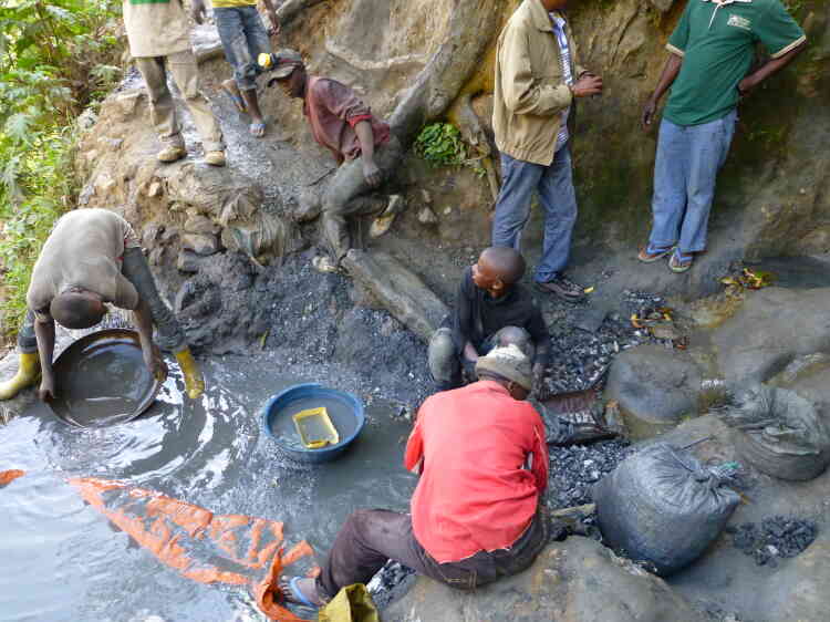 Des orpailleurs dans  la mine d’or artisanale de Mukungwe, près de Bukavu (Sud-Kivu).