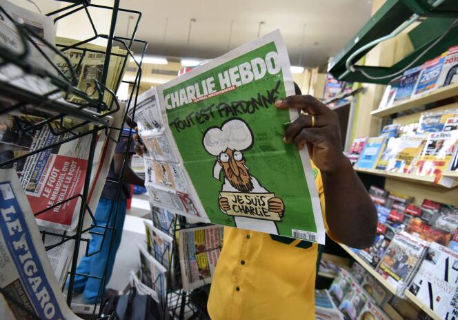 Un homme lit le numéro de Charlie Hebdo dit 